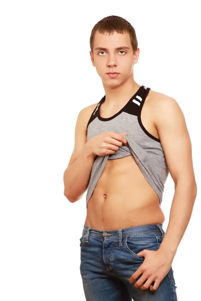 显示他的腹肌肌肉男