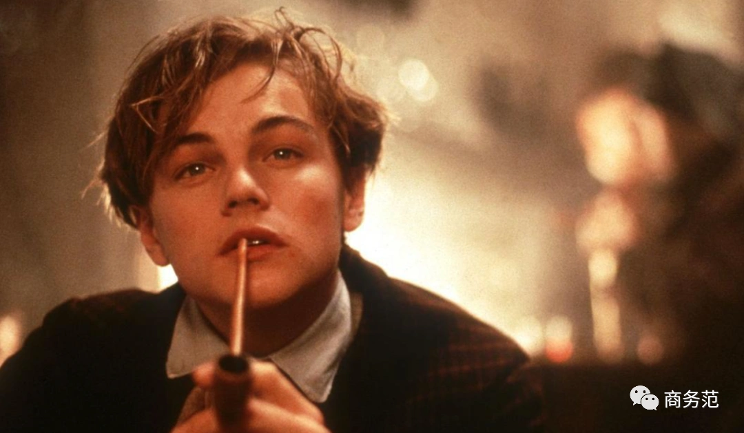 小李子的长相——金发碧眼,唇红齿白,五官秀气,骨相和皮相都不错,巅峰