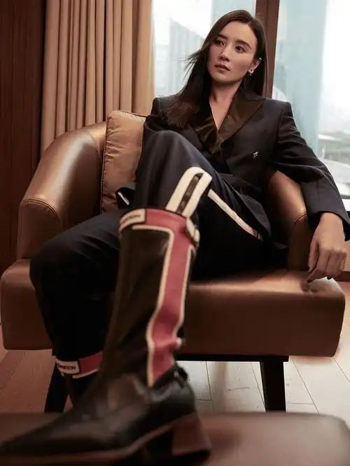 宋佳深蓝制服搭长筒靴又美又飒长发披肩化身女舰长现侧颜杀