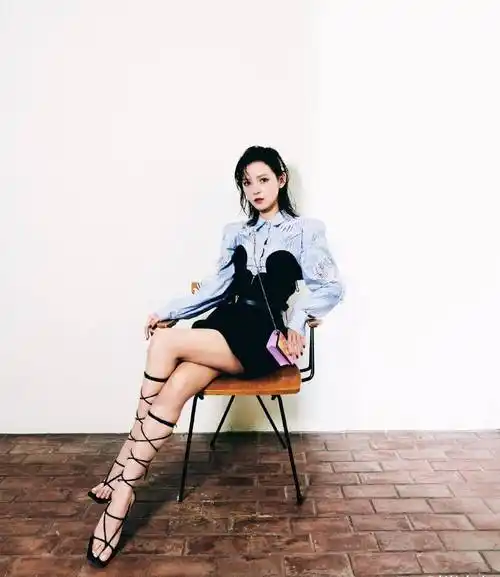 说张予曦是"腿精"都不过分,穿超短裙绑带鞋,小腿线条感太强了_双腿