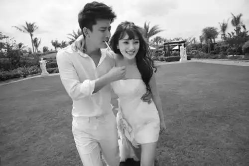 贾乃亮李小璐另类婚纱照 黑白风格洒脱不羁