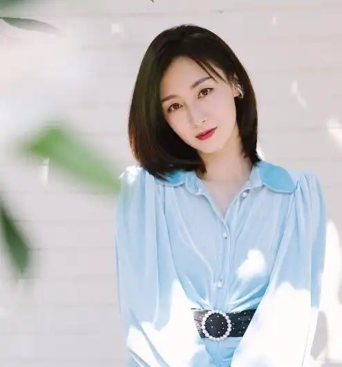 女生中长发直发发型稍加修饰超有魅力