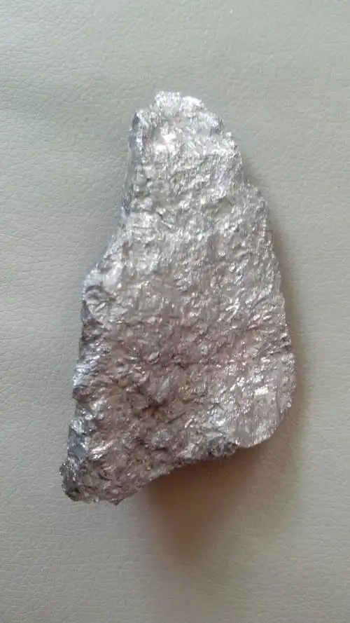 捡到的一块石头,外部和普通石头一样,内部是银色的,太阳光下反光很强