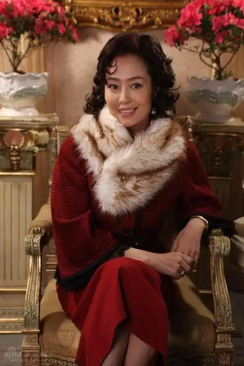 资料图片钻石豪门人物黑婧环饰凤春