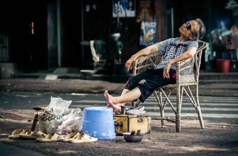 夏季戴着墨镜惬意晒太阳的老奶奶,很舒服很潮