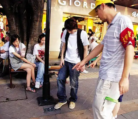 部分男女老少满街随地吐痰,真的就不能根治吗?-剧情奥秘