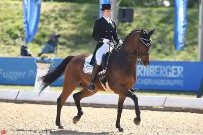 图片当地时间2016年5月8日,德国慕尼黑,穆勒娇妻lisa现身慕尼黑马术