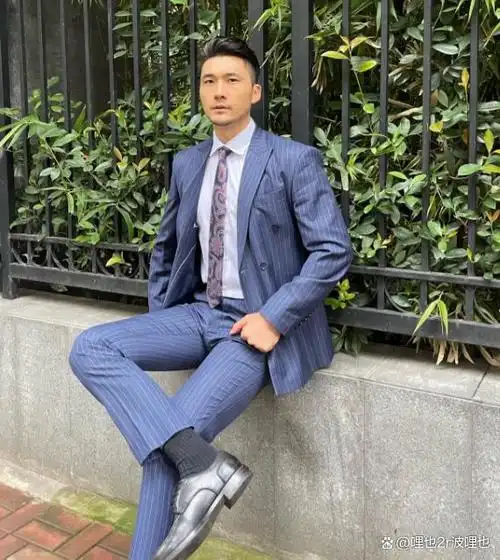 三十五岁的成熟大叔,气质典雅有魅力,穿正装的样子好帅