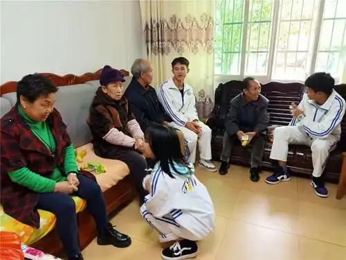 学生们陪老人们聊天谈心此次活动,不仅增强了学生们尊老,敬老,爱老,助