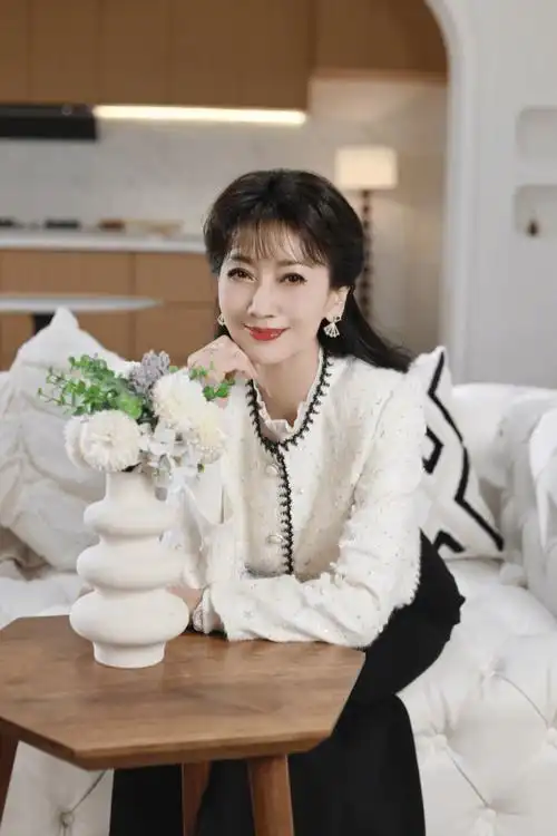 70岁赵雅芝晒居家照,身姿挺拔曲线傲人,身材样貌看起来只有40岁_生活