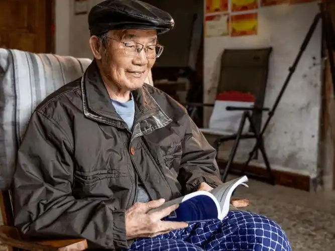 宜州百岁老人拍写真长寿密码笑颜中