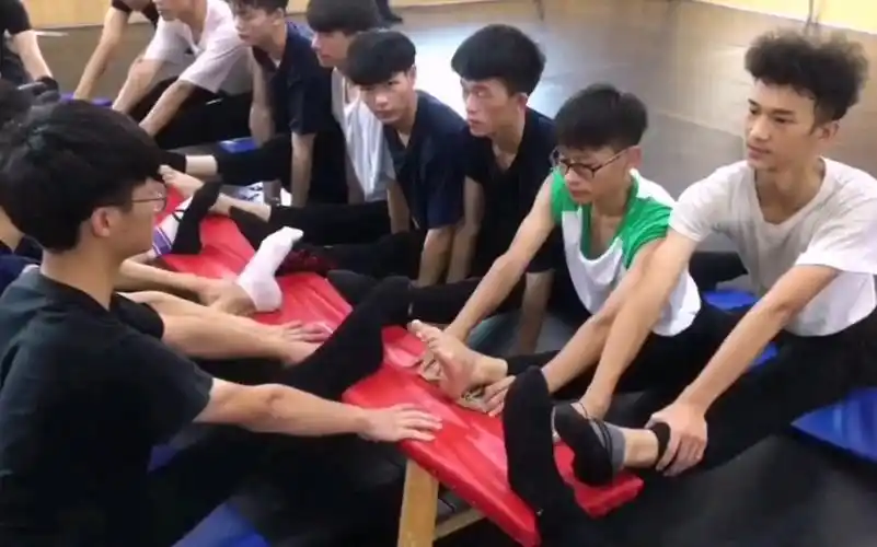 活动作品艺考男生撕腿训练