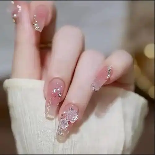 美甲艺术早已不再是简单地涂涂抹抹,而是成为了一门让指尖绽放艺术