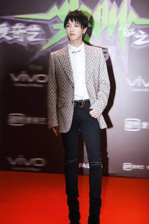 华晨宇全身奢侈品被过度ps还不如原图养眼,古力娜扎不修 .