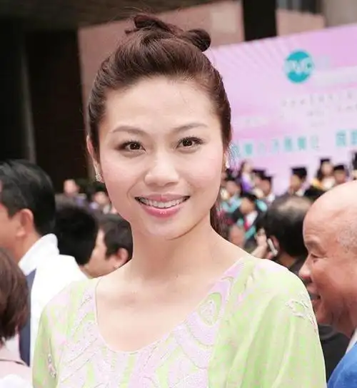 她与蔡少芬齐名黑帮阿嫂玩具大王小三18年如今拥有过亿物业