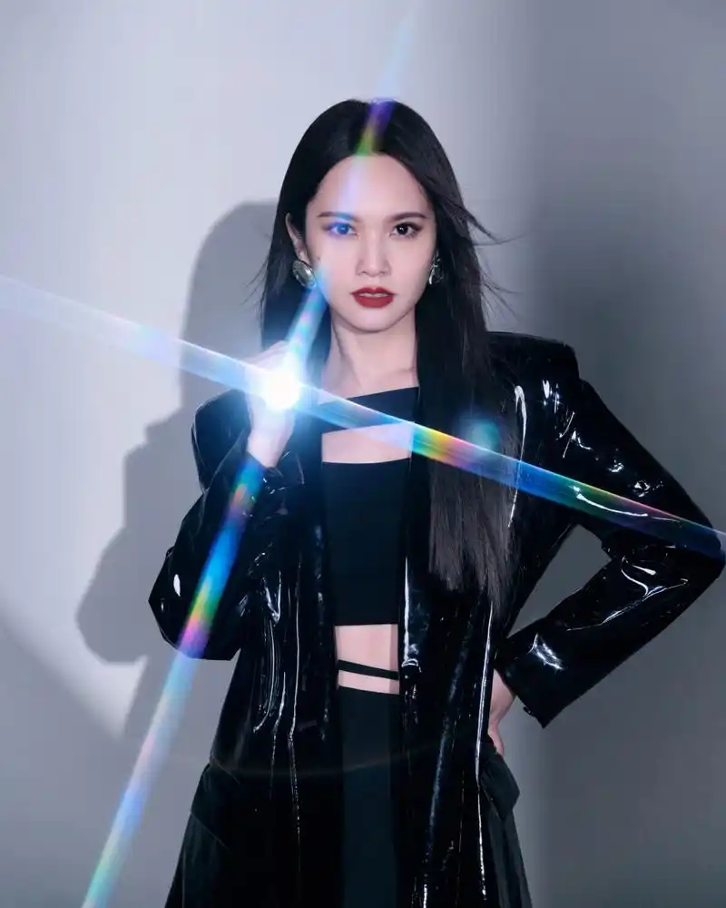 杨丞琳,双马尾造型甜辣酷拽,穿皮衣小露香肩时尚感拉满#你最喜欢的