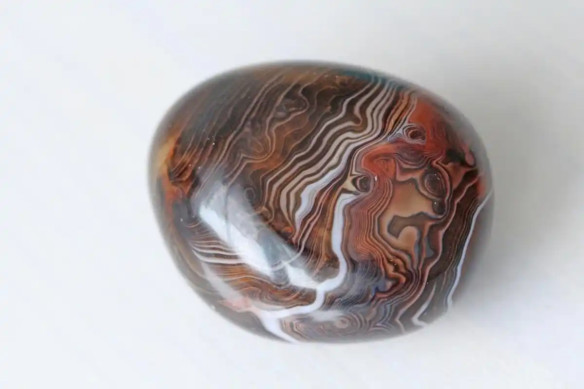 点我头像看直播# #和田玉# #陨石# 新疆缠丝玛瑙因为其独特的颜色和