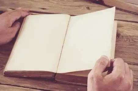 翻得人把书页翻得很近照片