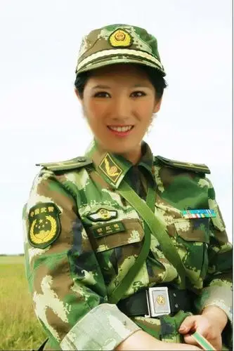 哪位大神能帮我p下图片,把我的头像换到军装上