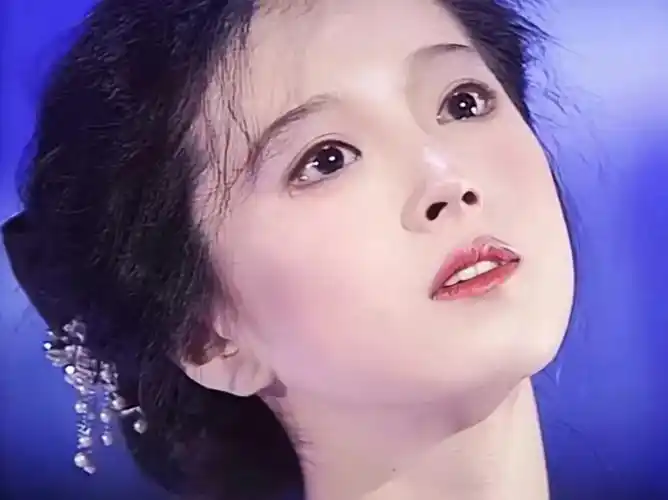 在八九十年代,有着日本最美歌姬之称的中森明菜不仅风靡日本,还红遍
