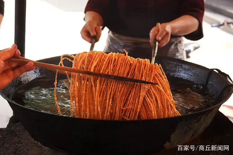 豫东名吃:炸馓子,吃一口就上瘾!