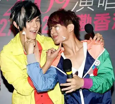 汪东城公布恋情,前队友好基友齐送祝福,网友却都在关心他!