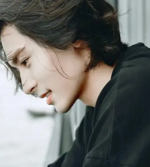 张哲瀚[超话]#长发滤镜下的张哲瀚又娇又贵,长发滤镜下的周子舒潇洒