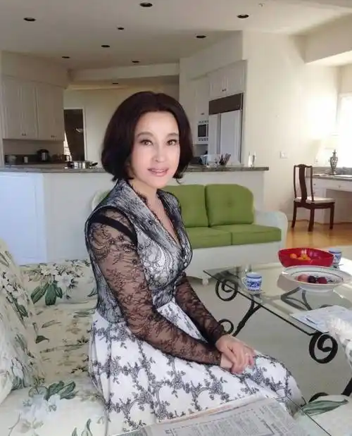 原创刘晓庆穿格子裤青春减龄淡定微笑不怕镜头64岁状态令人羡慕