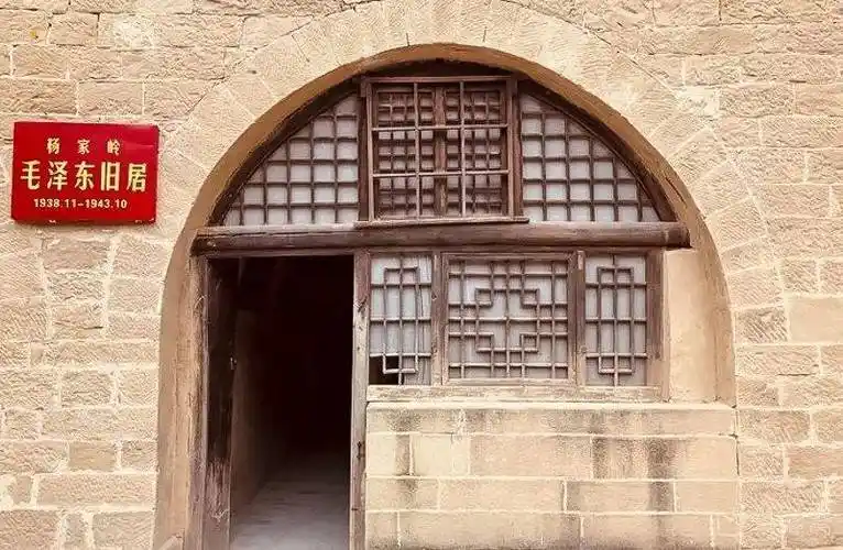 箱包:拉上行李箱(平时放在车上或宾馆),配备一个小包活动时候用.