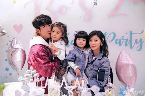 原创贾静雯晒聚会全家福为2岁bo妞庆生 一家四口温馨幸福超有爱