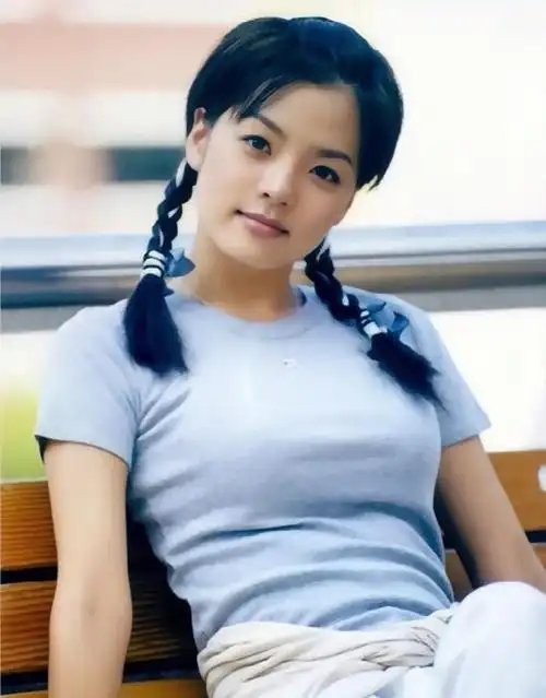 虽然如今容貌让人"认不出",但早年她的颜值却真的讨喜