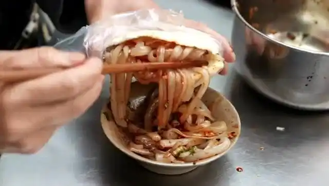 在路边吃的小吃 -烧饼夹凉粉,隔着屏幕都无法拒绝的诱惑!