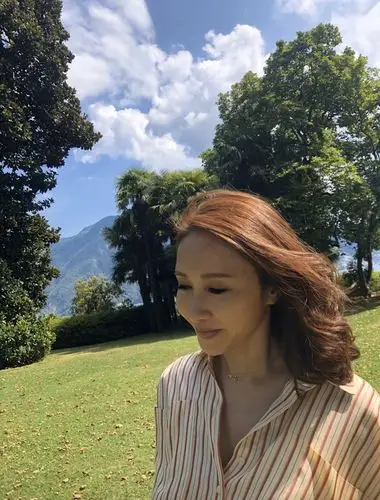 "最美赵敏"黎姿近照曝光,穿白衬衣气质如少女,看不出有49岁