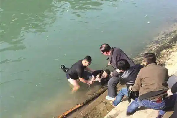 安徽丨悲一男子不慎坠入江中溺水身亡原因是为了帮狗洗澡