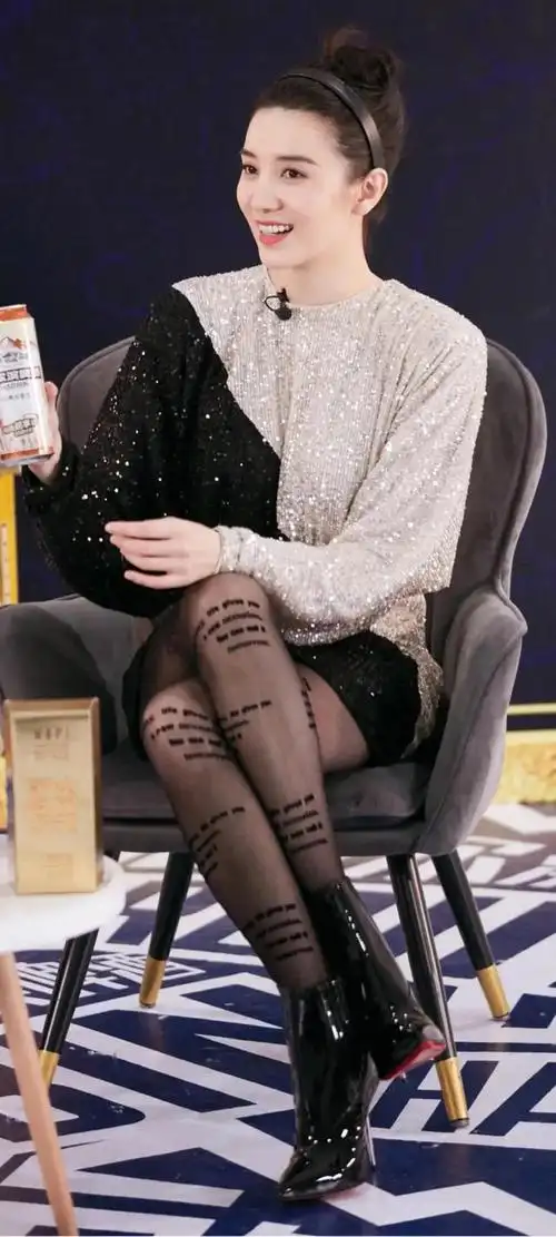 壁纸身材和气质绝好眼神勾人小宋佳