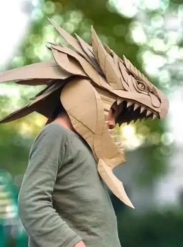 diy能力超强的爸爸为儿子制作怪兽头套,简直酷得不能再酷