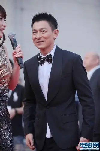 刘德华笑容满面开心亮相 黑色波点领结个性十足