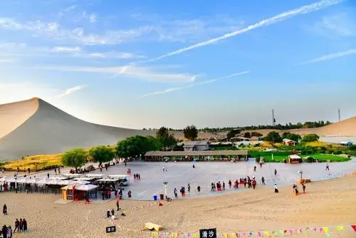 甘肃敦煌鸣沙山月牙湾