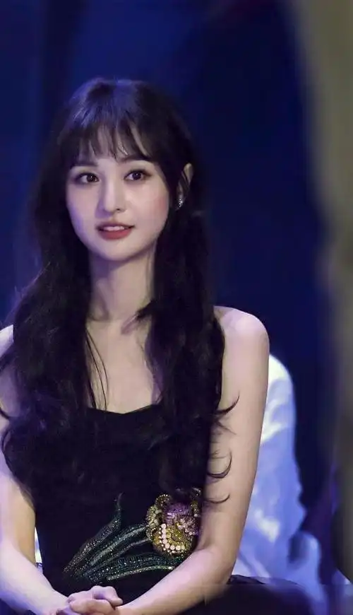 郑爽在线八卦金晨恋情下意识说出男方姓名剧本都不敢这么演