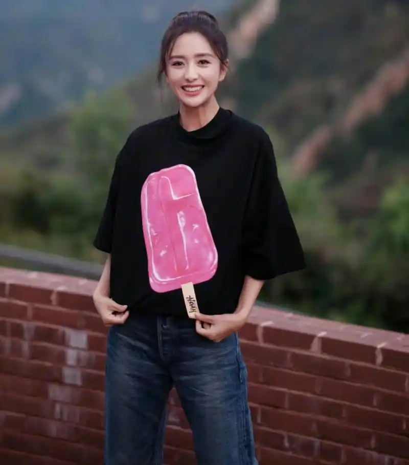 佟丽娅忙完工作开始度假,梳高马尾,穿宽松t恤加牛仔裤出镜,状态十分