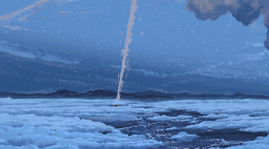 流星砸到三叶所在的糸守镇,彗星毫无预兆地分裂为无数流星.