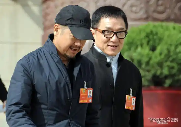 两会成龙张国立走出会场 拎黑包似村干部(组图)