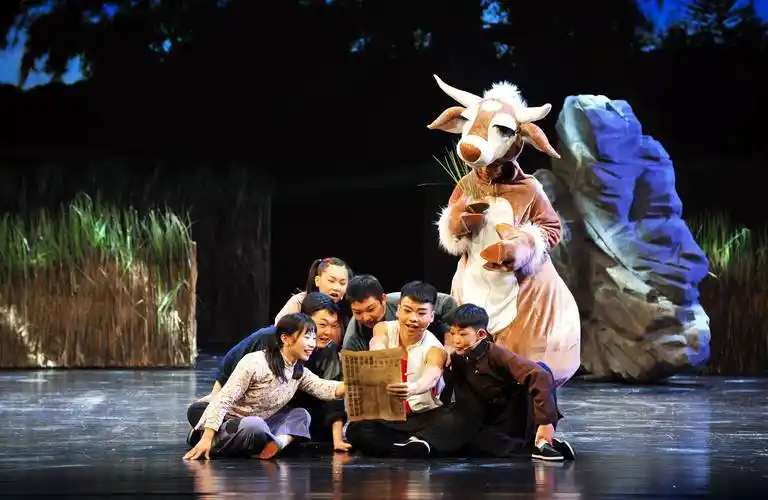 当抗日烽火燃烧在太行山上,正在放牛的王二小发现敌人欲以全力摧毁