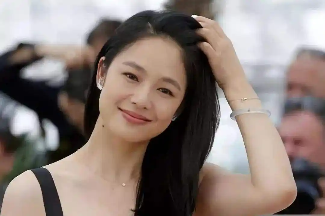 姜文妻子周韵的玻璃种翡翠也太美丽了吧