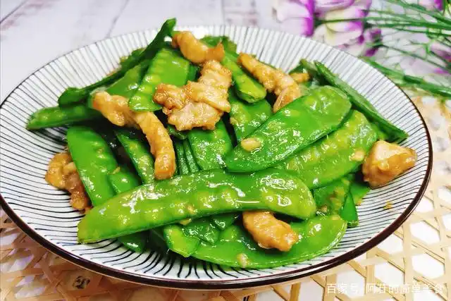 家常荷兰豆炒肉,步骤很简单,吃起来清香味十足,好吃不油腻