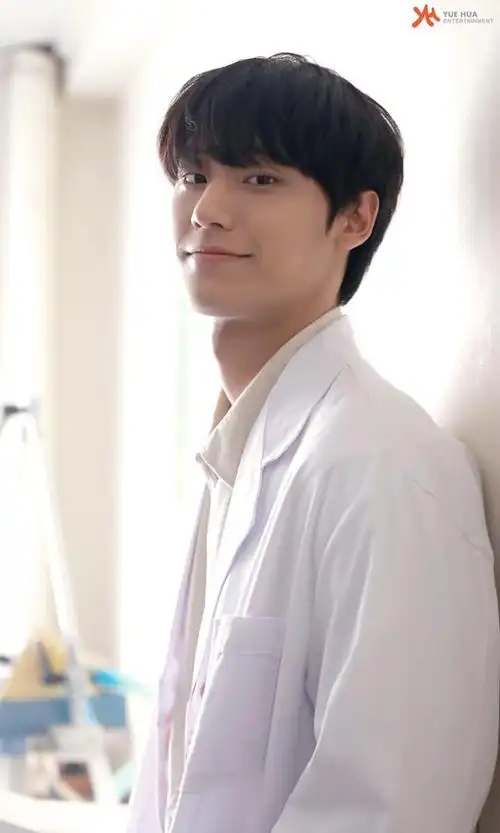 yue hua更新李到晛《五月的青春》拍摄花絮照,共35张