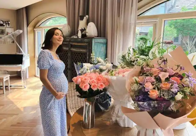 原创韩庚老婆怀孕8个多月与李亚男聚餐身体浮肿明显皮肤依旧水嫩