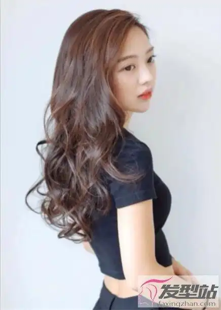 天生卷的女生适合的长卷发 尽情发挥与生俱来自然卷优势_发型站_最新