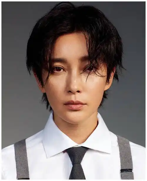 李冰冰46岁不服老,剪"非主流"刘海遮眼睛,眼神犀利硬照超帅!