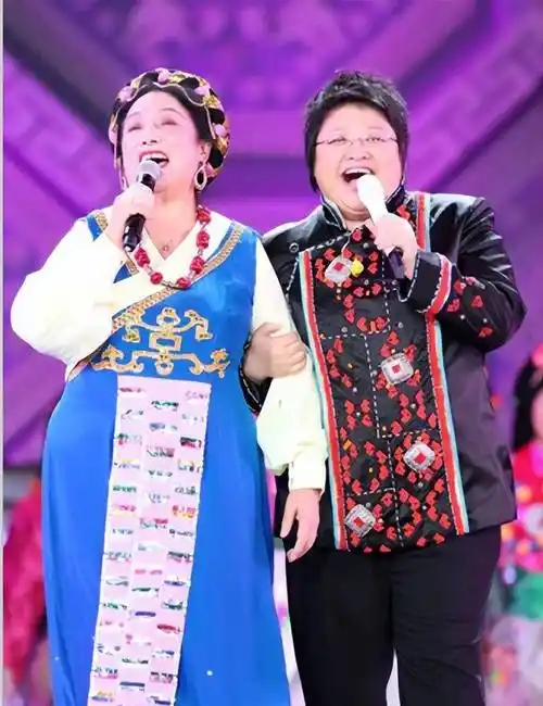 雍西头戴的这款民族风头是可以说是最大限度的呈现出了他端庄大气的